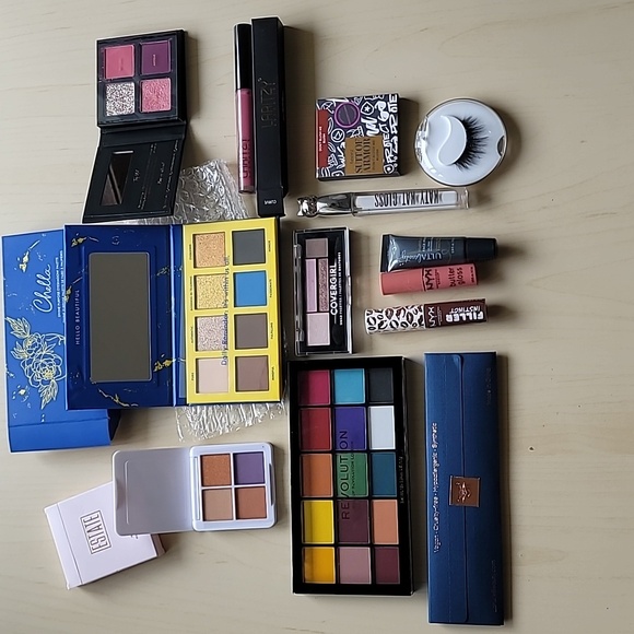 13 Piece New Makeup Bundle Eyeshadow Lipgloss Blush New - Picture 1 of 13